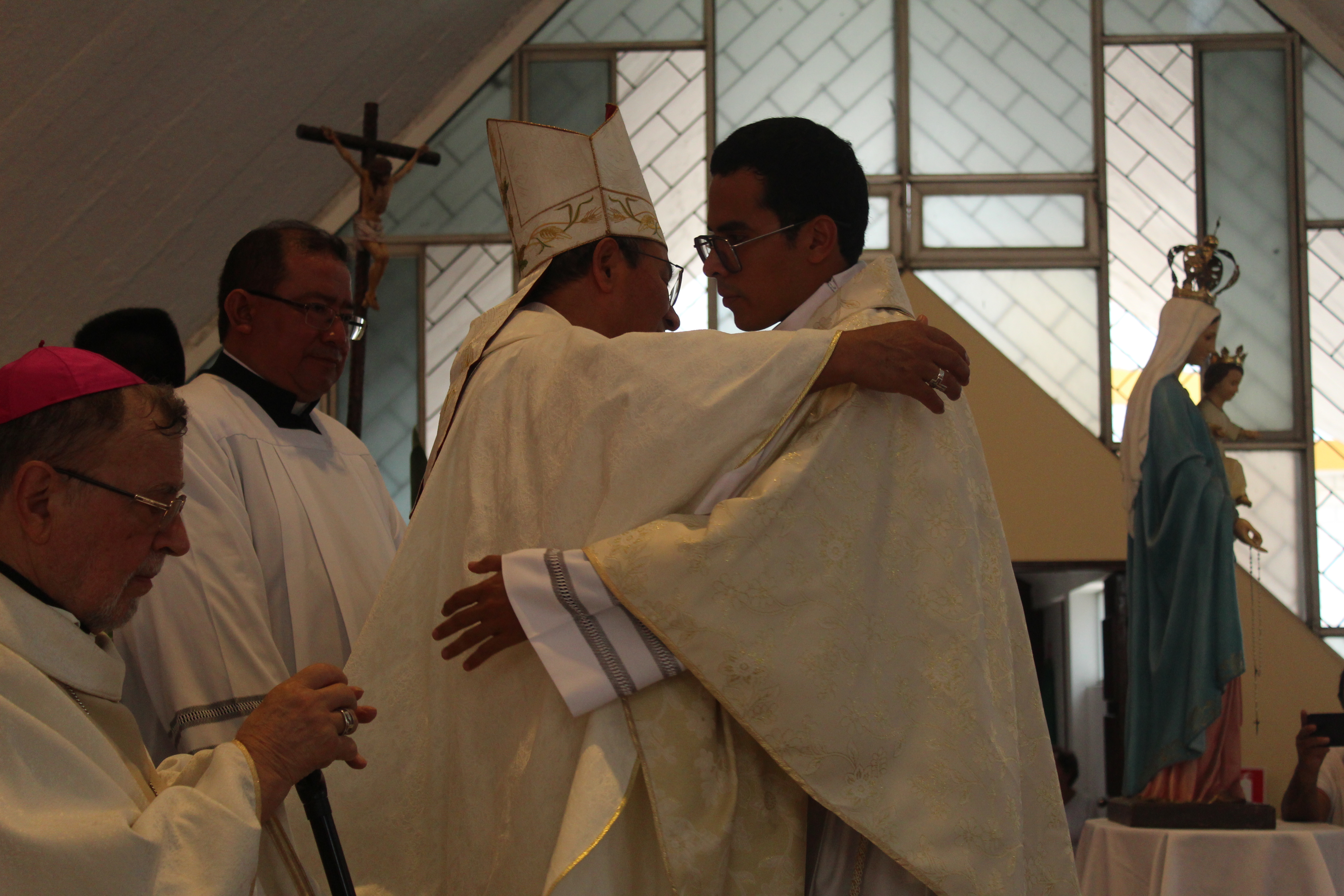 Monseñor Neri da la bienvenida al nuevo presbítero