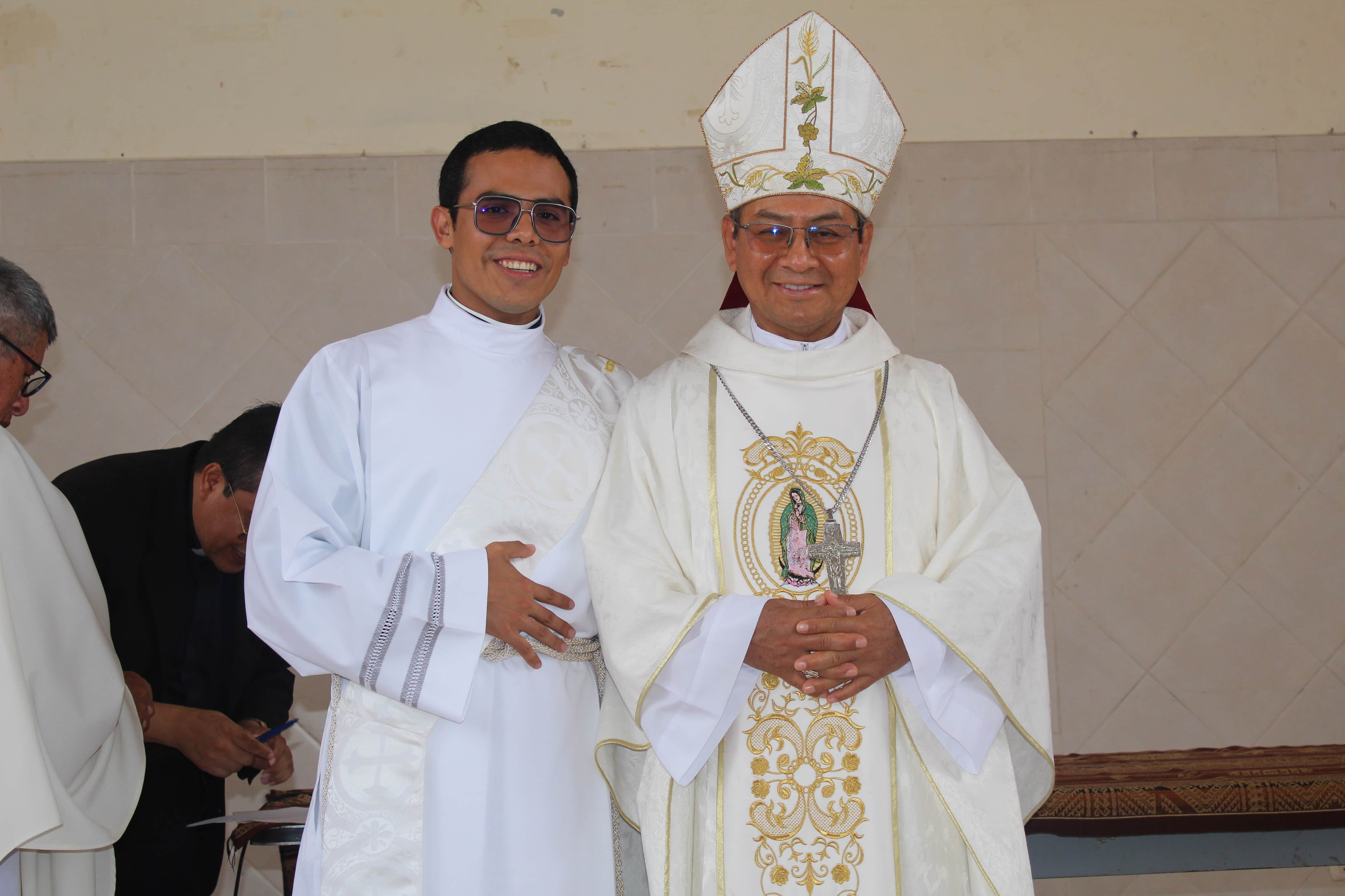 Con Monseñor Neri antes de la ceremonia